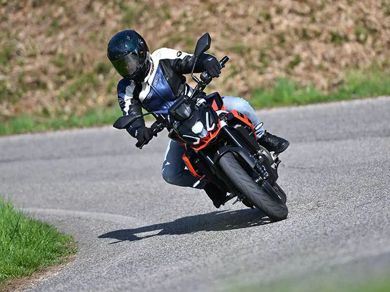 Aprilia Tuono 457: la prova della naked compatta e divertente