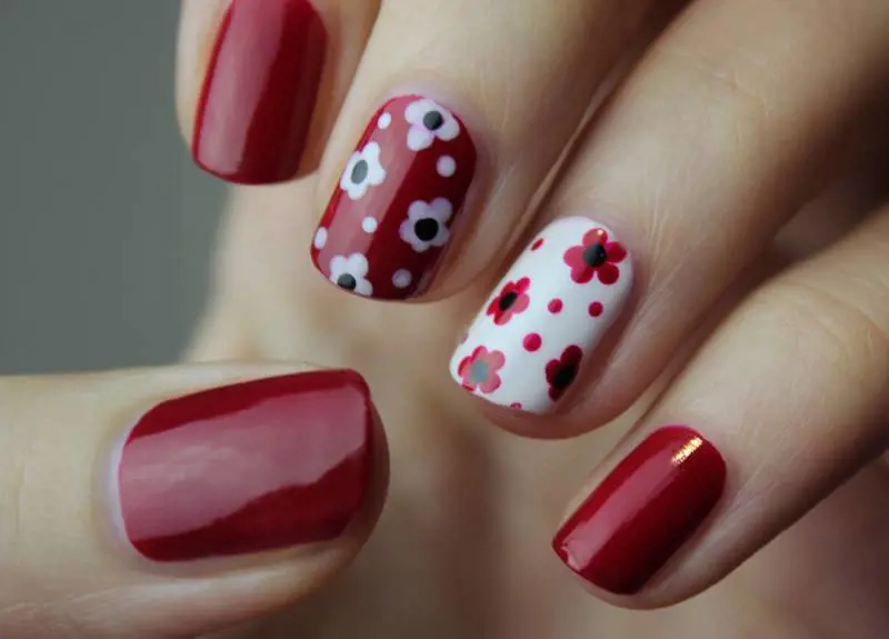 Tendenze nails primavera 2025, dai colori pastello ai dettagli floreali
