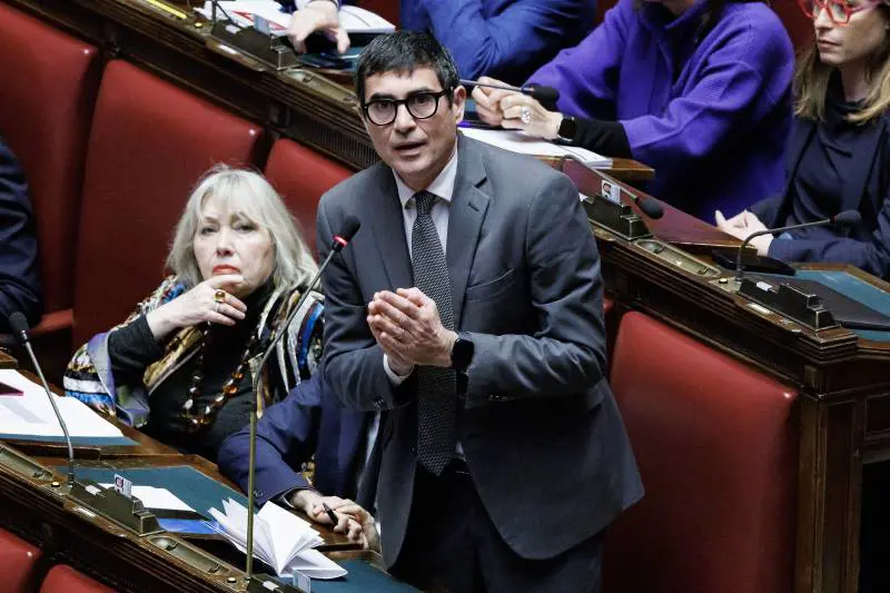"Vaffa" di Fratoianni contro Tajani a microfoni spenti: cos'è successo