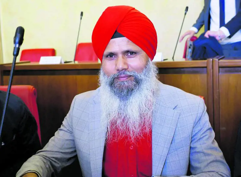 Botte alle figlie "occidentali". Il consigliere sikh andava respinto