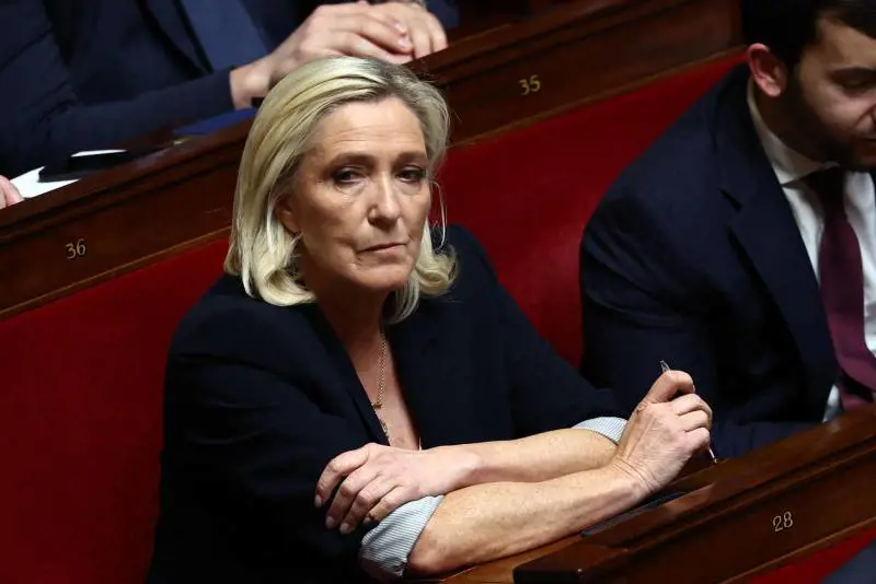 La strategia di Le Pen: pronto il triplo ricorso. Macron: ne ha diritto