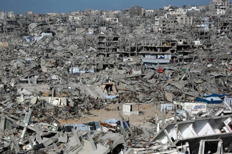 Israele "divide" Gaza. "Pressione per i rapiti". Sos aiuti: "Finito il pane"