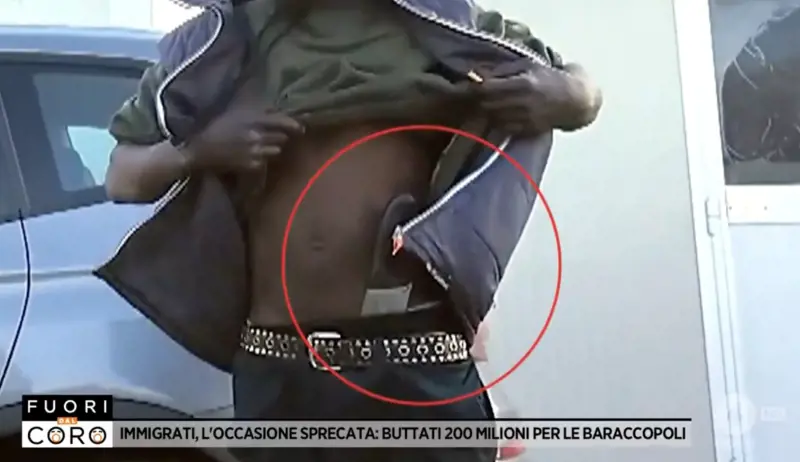 “Ti spacchiamo la testa”. Immigrato minaccia con un coltello la troupe di Fuori dal Coro