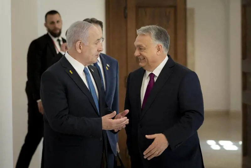 Bibi da Orbán: "Questo è il luogo più sicuro d'Europa, Cpi corrotta"