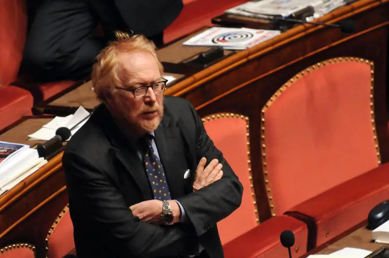 Guzzanti tiri la cinghia senza chiedere oboli