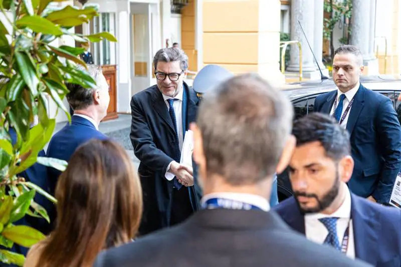 Giorgetti: "Sospendere le regole Ue per reagire ai dazi Usa"