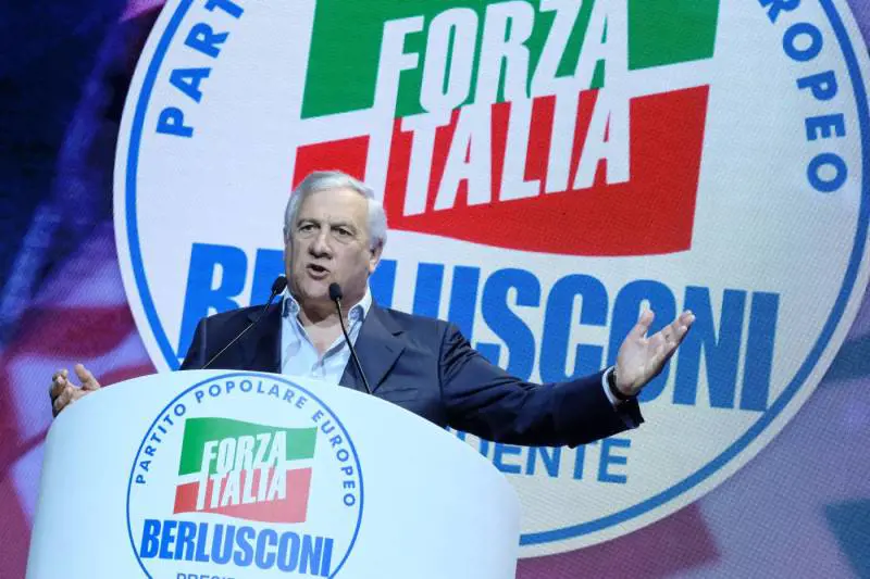 Tajani al consiglio di Fi: "No a derive anti-Ue, noi antidoto ai pacifinti"