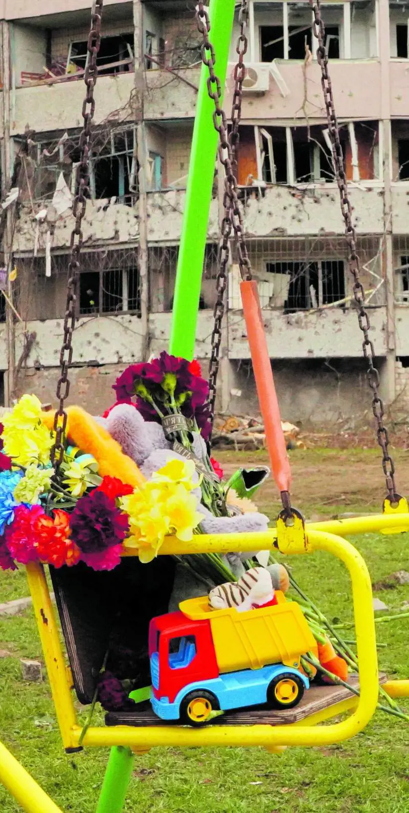 Ecco la pace russa: missile su un parco e strage di bambini. "Il mondo risponda"