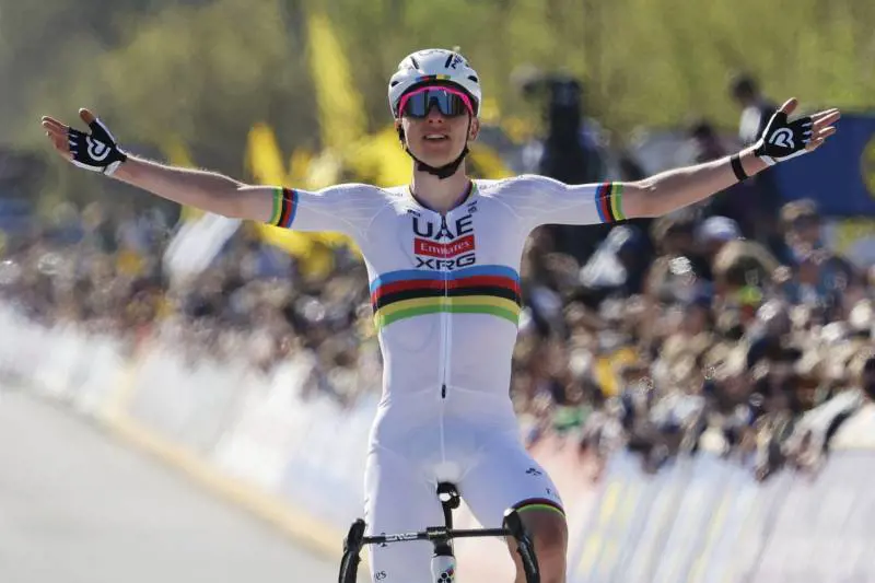 Splendido Pogacar: vince in solitaria il Giro delle Fiandre. Ottavo posto per Ganna