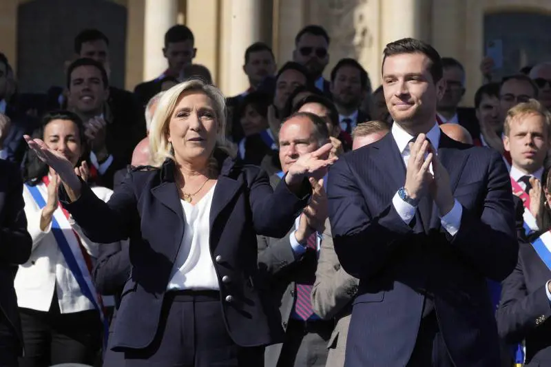 Francia, le tre piazze. Le Pen: "Non mollo". Centristi e sinistra: "Se rubi, paghi"