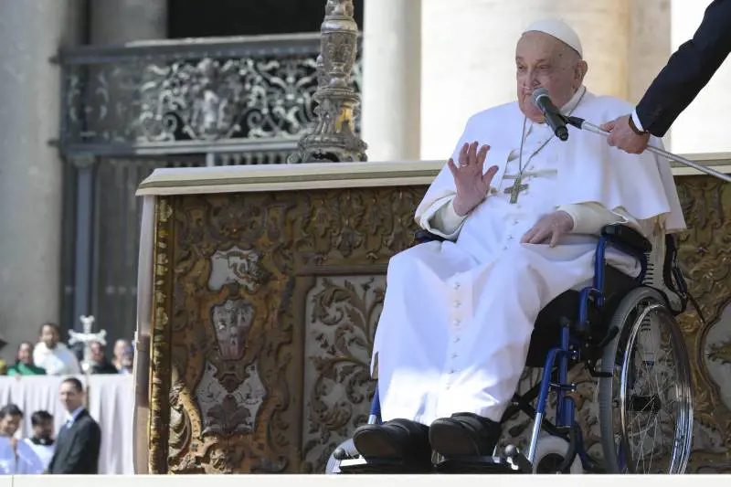 La sorpresa del Papa per i malati. Benedizione in piazza San Pietro