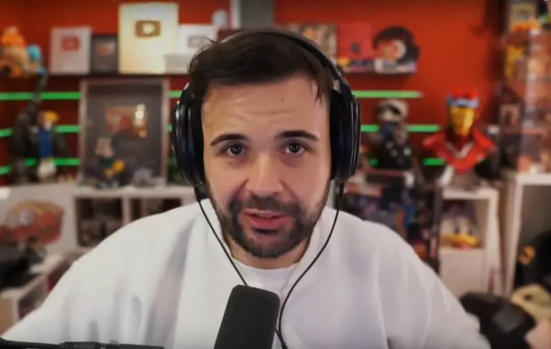 Lo youtuber Cicciogamer89 derubato di un mazzo di carte da 1200 euro: cosa è successo