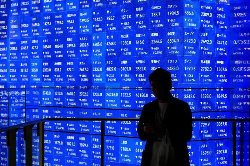 Terzo giorno di agonia per i listini mondiali. Riunione segreta dei grandi banchieri