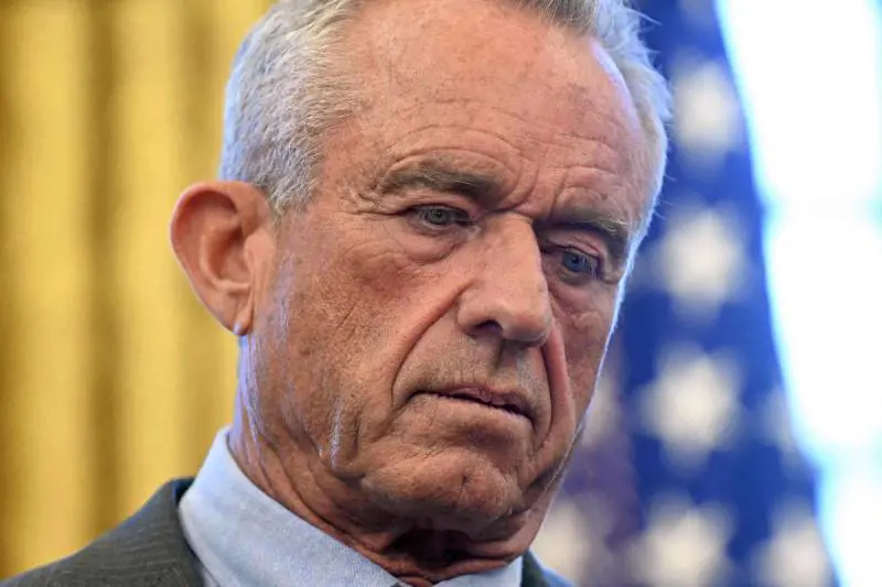 "Sei un ciarlatano, devi dimetterti". Bufera su Kennedy Jr. al Senato Usa