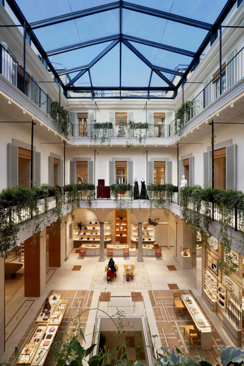Vuitton riapre in Montenapo. Una dimora in stile milanese