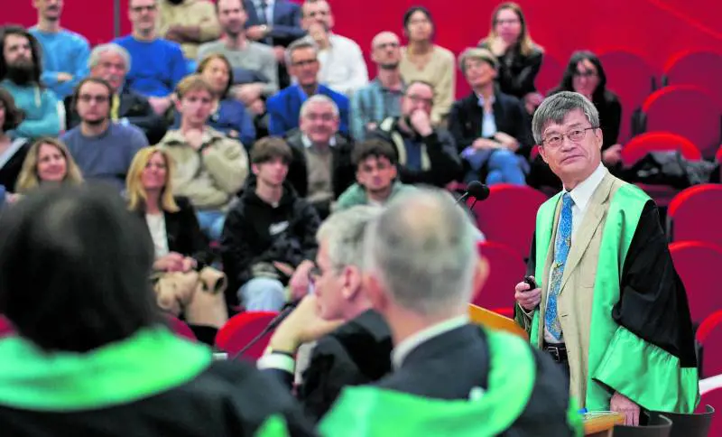 Laurea honoris al Nobel che inventò i led a luce blu