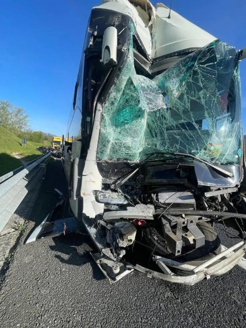 Violento scontro tra autobus e camion. Paura per 41 bambini in gita scolastica