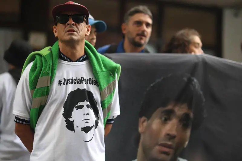 Perché Maradona fu lasciato morire in una stamberga?