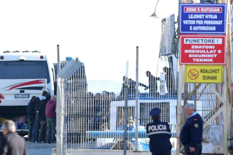 I poveri immigrati ammanettati in Albania? Ladri, stupratori e killer mancati