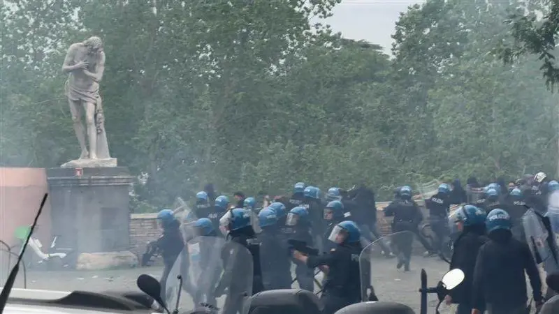 Derby di Roma, scontri tra tifosi: la polizia aziona idranti e fumogeni