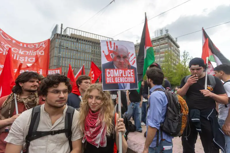 Sinistra muta sui violenti. Minacce ora sul 25 aprile