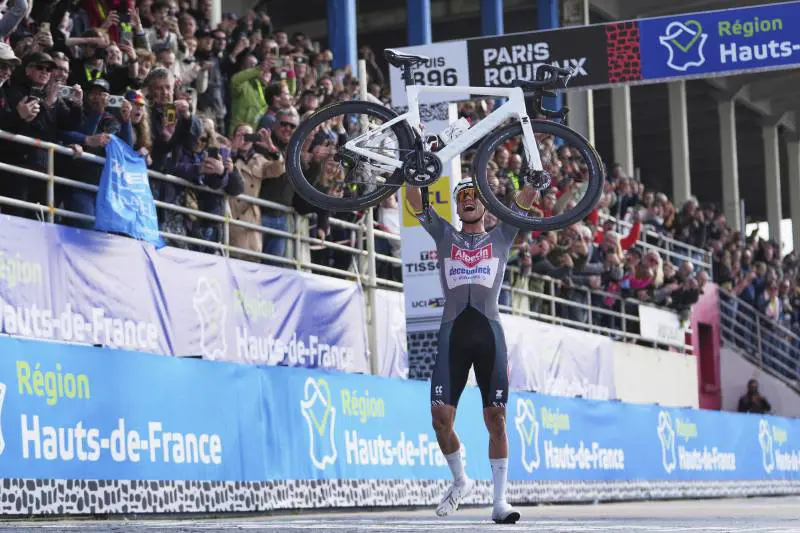 Van der Poel cala il tris: più forte di un idiota nella Parigi-Roubaix che "battezza" Pogacar