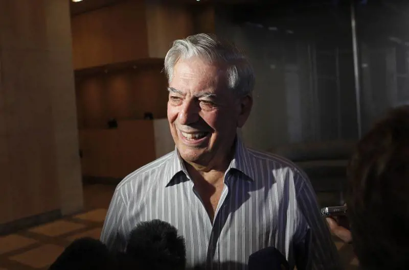 Parlare di romanzi a Parigi. Una vecchia intervista a Vargas Llosa