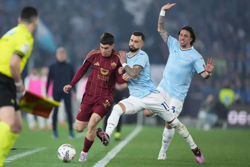 Il derby della Capitale violentato dagli ultrà. Non è da Champions