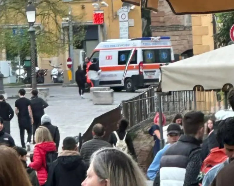 Botte fra stranieri, un ferito tra il fuggi fuggi generale: paura a Siena