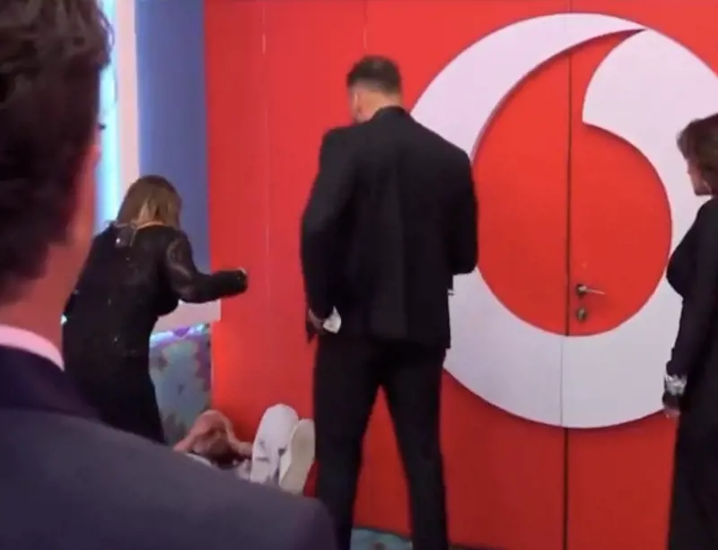 Choc al Grande Fratello: concorrente sferra un pugno in diretta e viene arrestato 