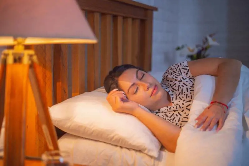 Dormire fa dimagrire, la connessione tra sonno e calorie