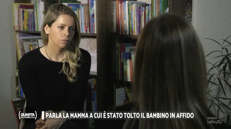"Piangeva, non dormiva". Intervista choc alla mamma del bimbo "strappato" alla famiglia affidataria