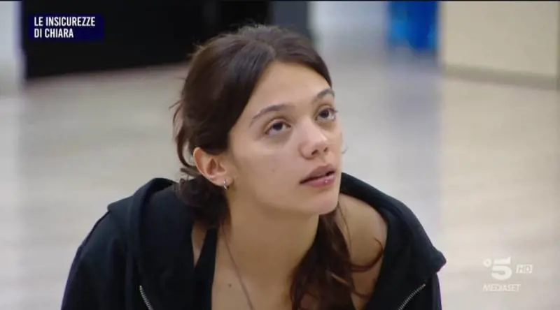 "Mi spaventano". Ballerina di Amici vuol lasciare: l'intervento di Maria de Filippi