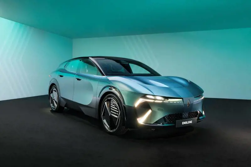 Renault Emblème, l'auto che unisce l'elettrico e l'idrogeno: il futuro è qui