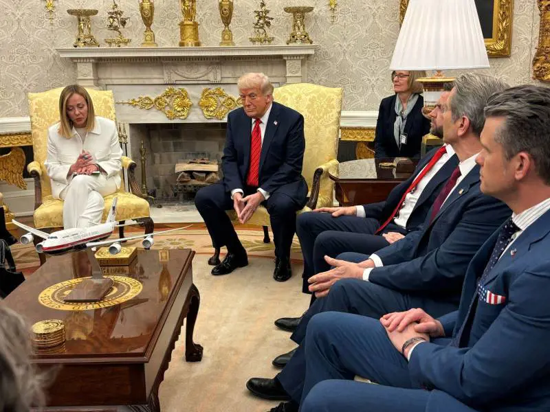Meloni alla Casa Bianca: "Trump verrà a Roma per dialogare con l'Ue". Lui: "Un'amica"
