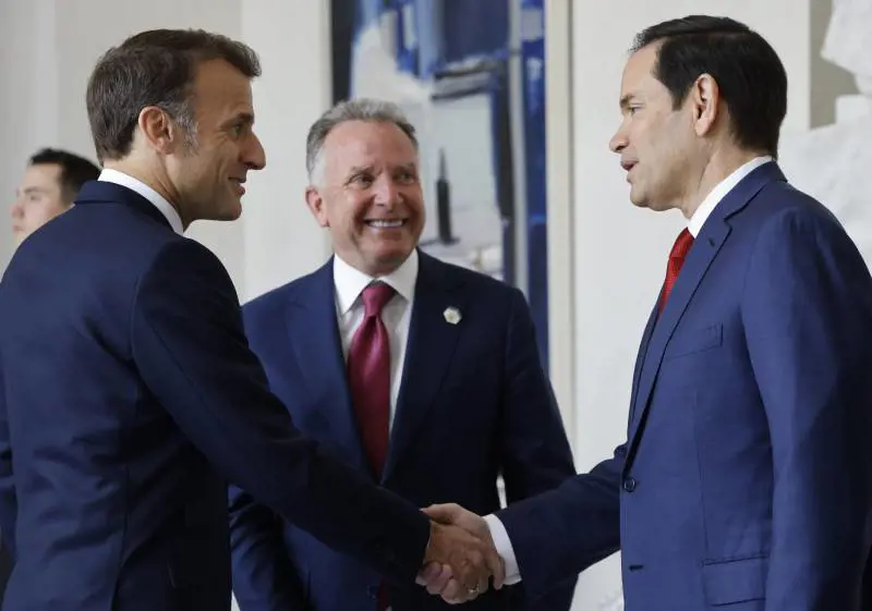 Inviati Usa a Parigi. Il Cremlino minaccia. "Discutono di bare"