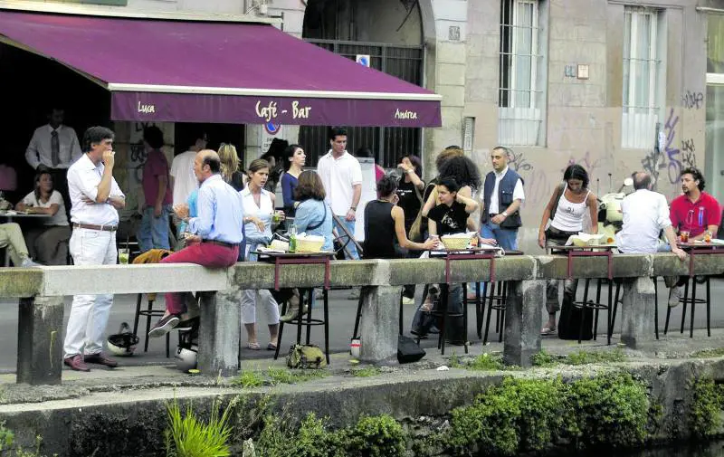 Divieti movida, Sala fa il bis (e li allarga). Anche il Pd protesta: "Allungare l'asporto"
