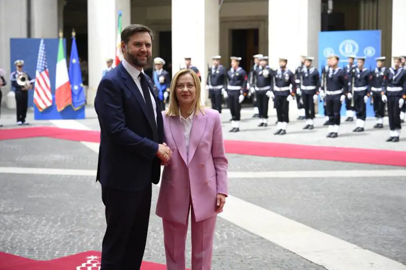 Meloni accoglie JD Vance a Palazzo Chigi: "Parleremo dei negoziati con l’Ue sui dazi"