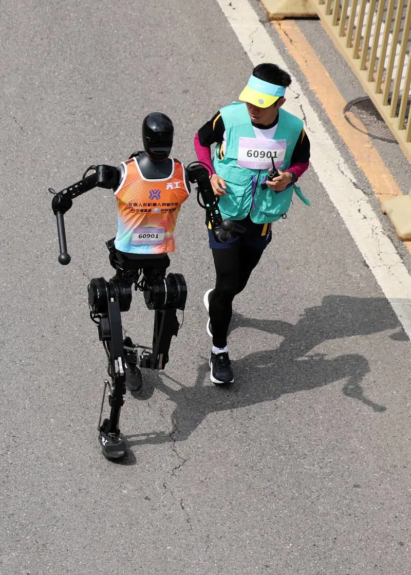 Sbattono, cadono e sono più lenti. La maratona farsa dei robot umanoidi