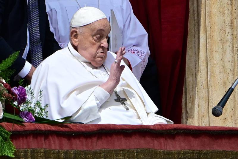 "Cari fratelli e sorelle, buona Pasqua". Il Papa si affaccia su San Pietro per l'Urbi et Orbi