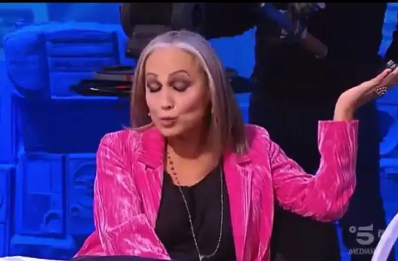 "Devo cacciarlo?". Lite furiosa ad Amici tra Celentano e Malgioglio. Interviene De Filippi