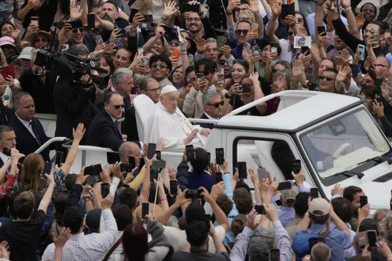 "Nessuna pace senza disarmo". La benedizione Urbi et Orbi del Papa. Poi il passaggio tra i fedeli