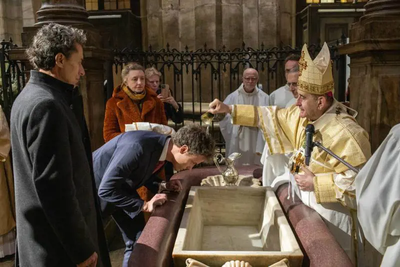 Più battesimi tra i giovani. E c'è chi lo riceve a 70 anni