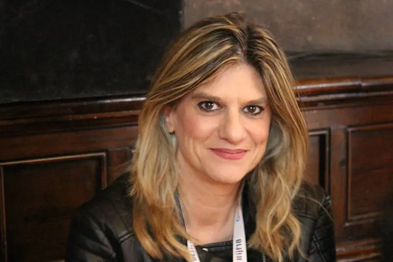 La fila, poi il caos: la giornalista Federica Angeli presa a pugni da una commessa al supermercato