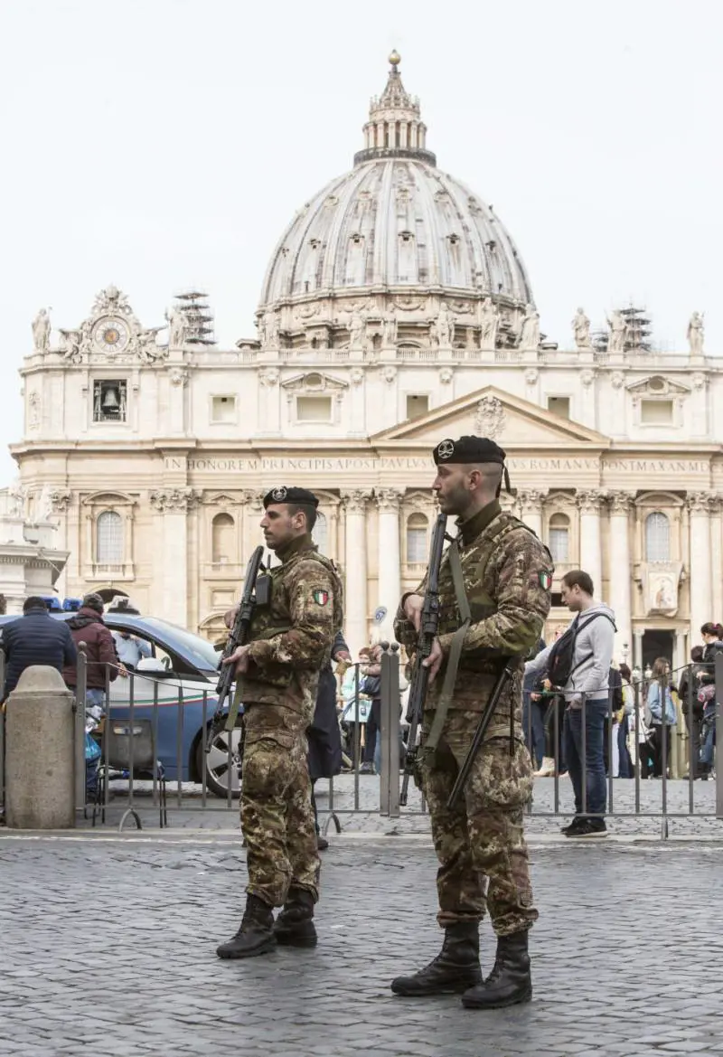 Rafforzati i controlli di sicurezza e contenimento dei fedeli intorno all'area di San Pietro