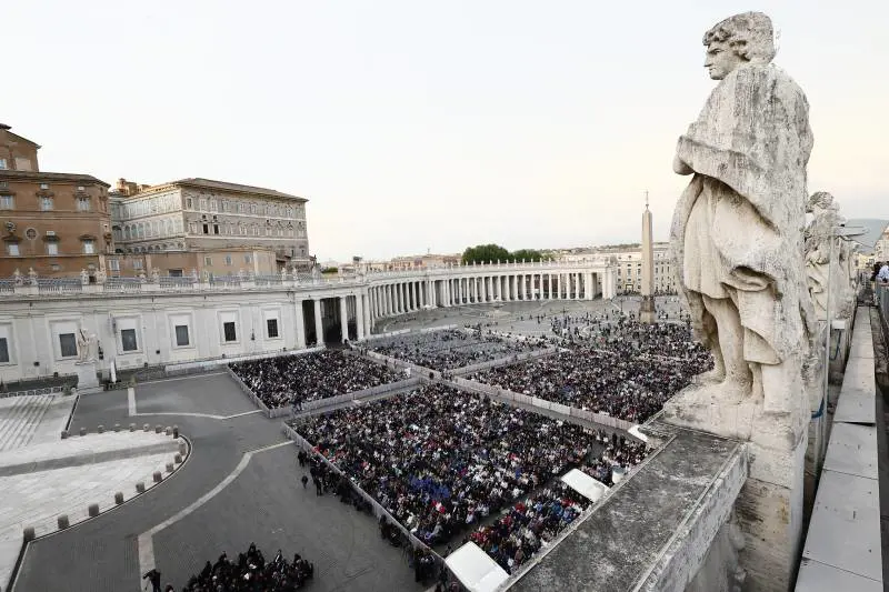 Dolore di fedeli e pellegrini. "Per me è morto un padre". "Ero qui alla sua elezione"