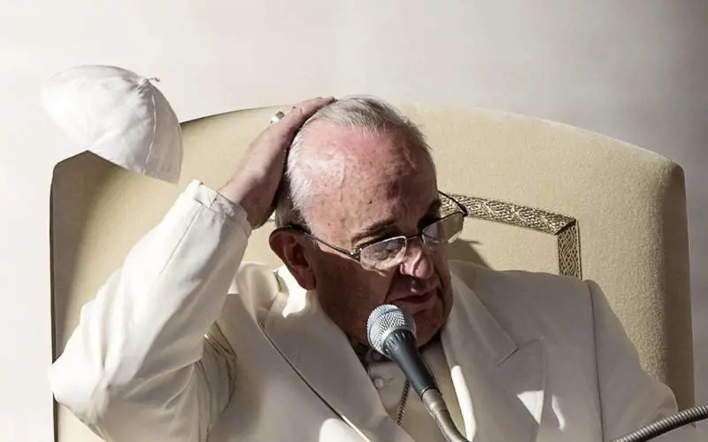 Quando il cervello si spegne: l’ictus, la polmonite e la fine del Papa