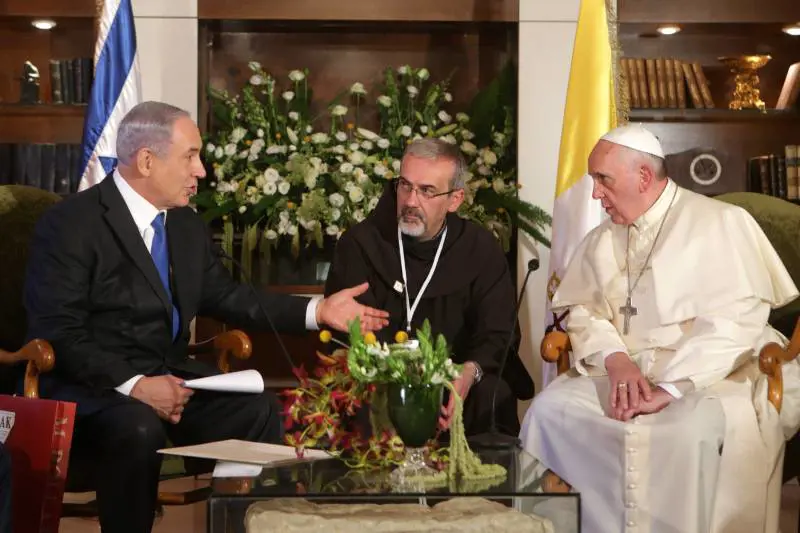 Il Papa, il silenzio di Netanyahu e il post di condoglianze cancellato. Polemiche su Israele