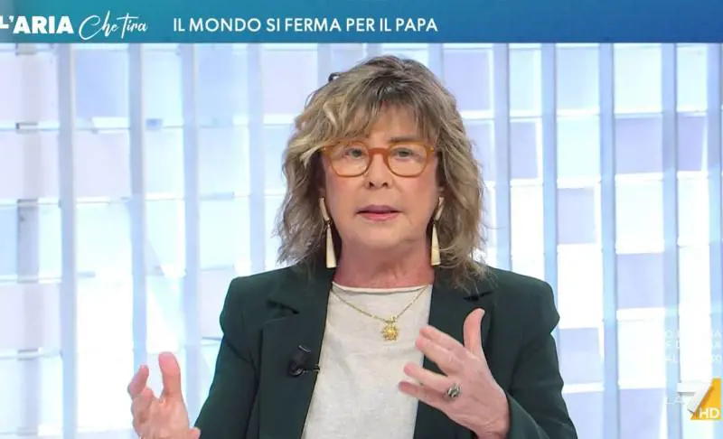 Il veleno della scrittrice sulla Meloni: "Usa il Papa per farsi forte"