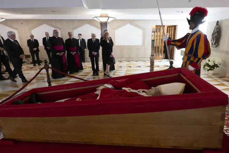 Il primo omaggio è di Mattarella. San Pietro blindata per 200mila fedeli